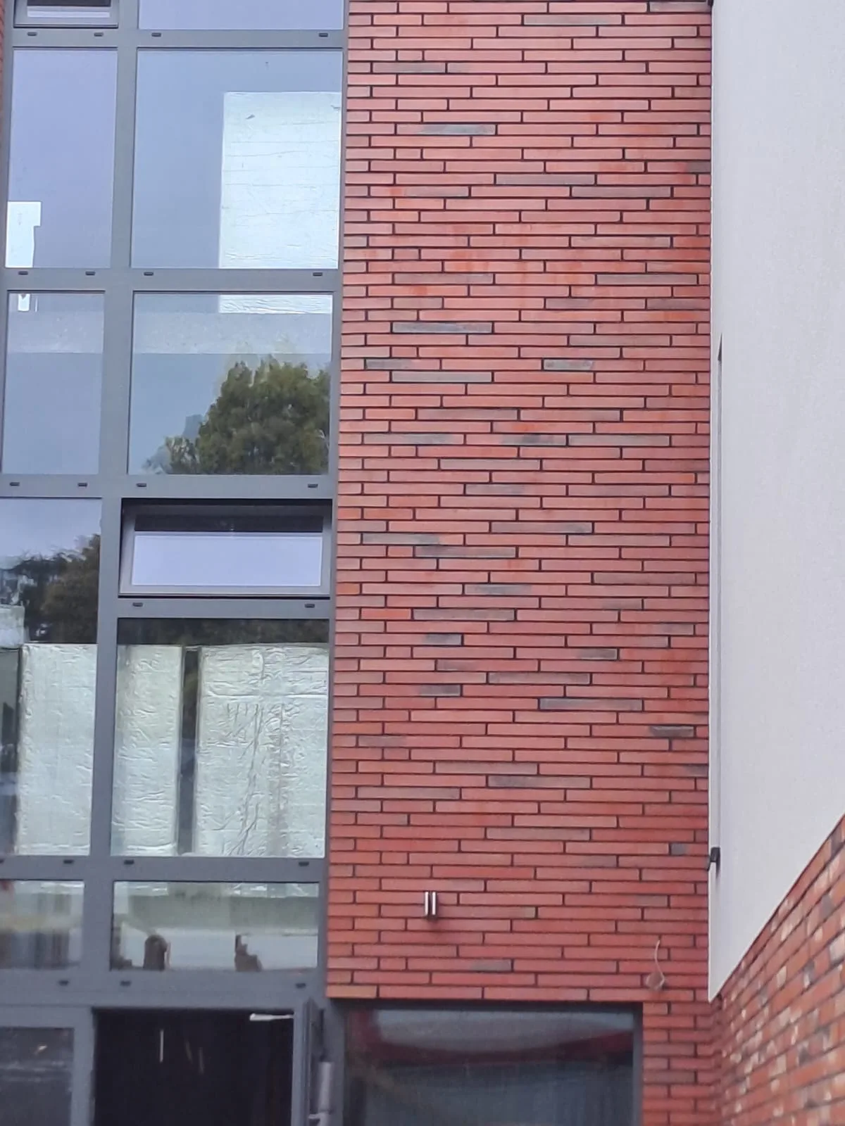Nowoczesna elewacja z cegłą i szkleniem
