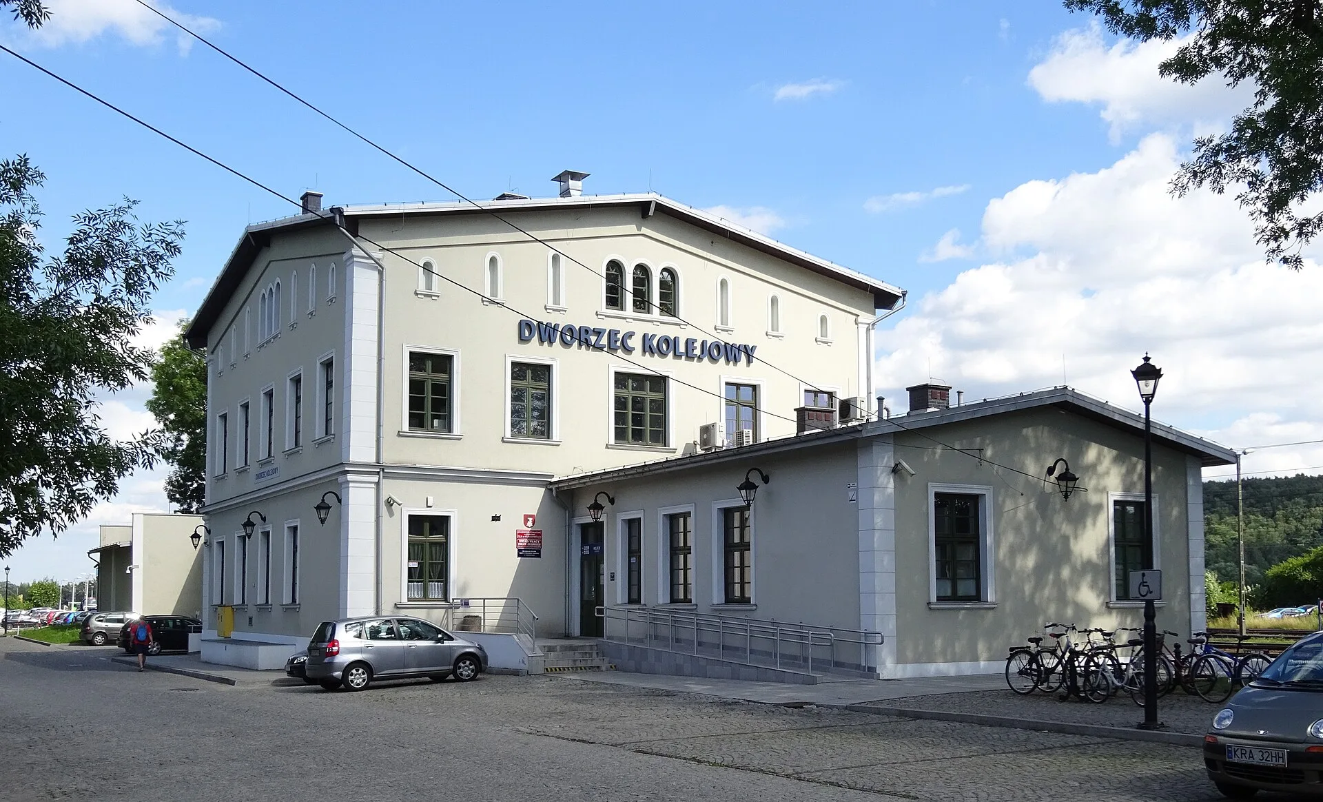 Krzeszowice - Dworzec Kolejowy w Krzeszowicach - widok od strony ulicy.