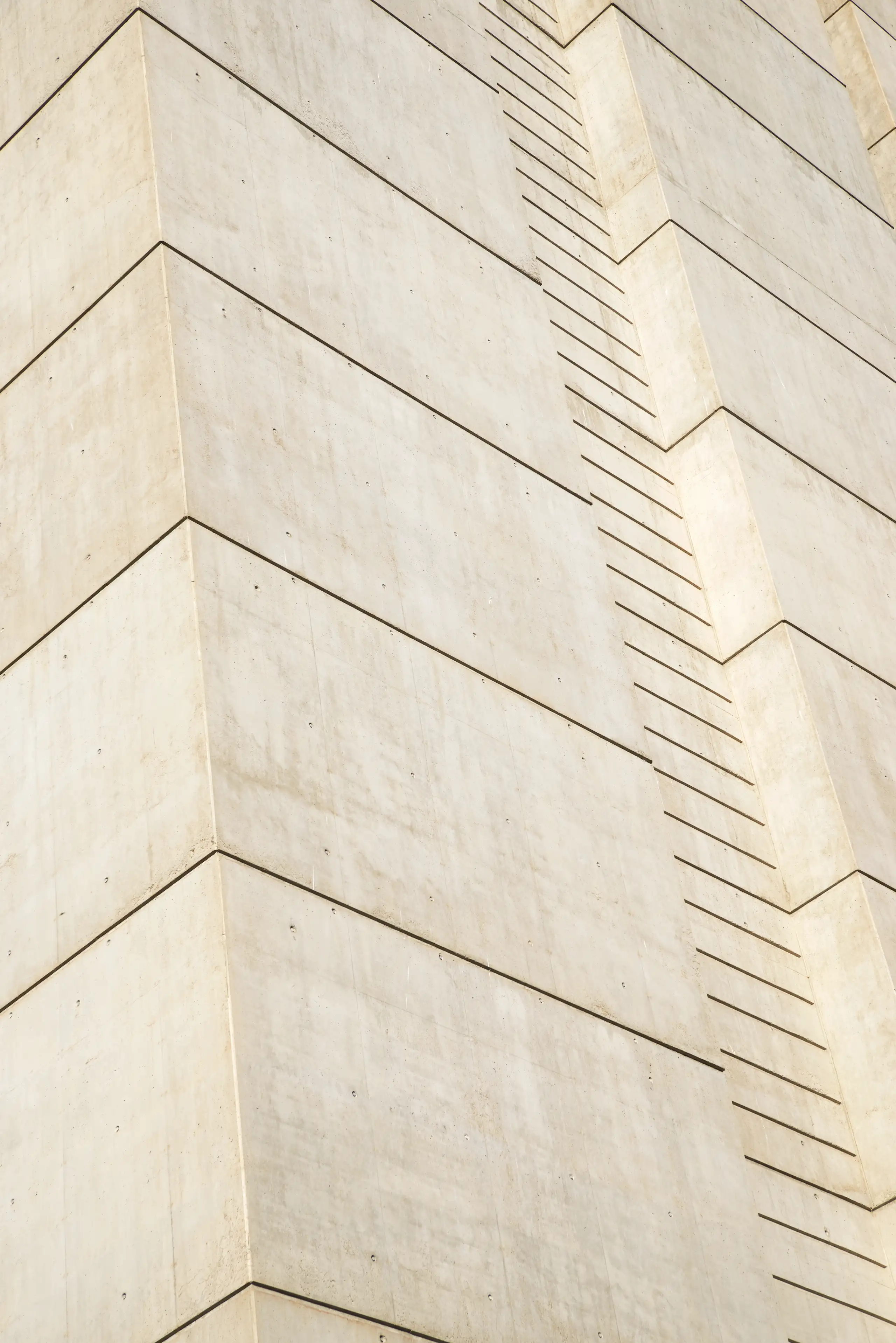 Elewacja z efektem betonu, prezentująca nowoczesną architekturę budynku