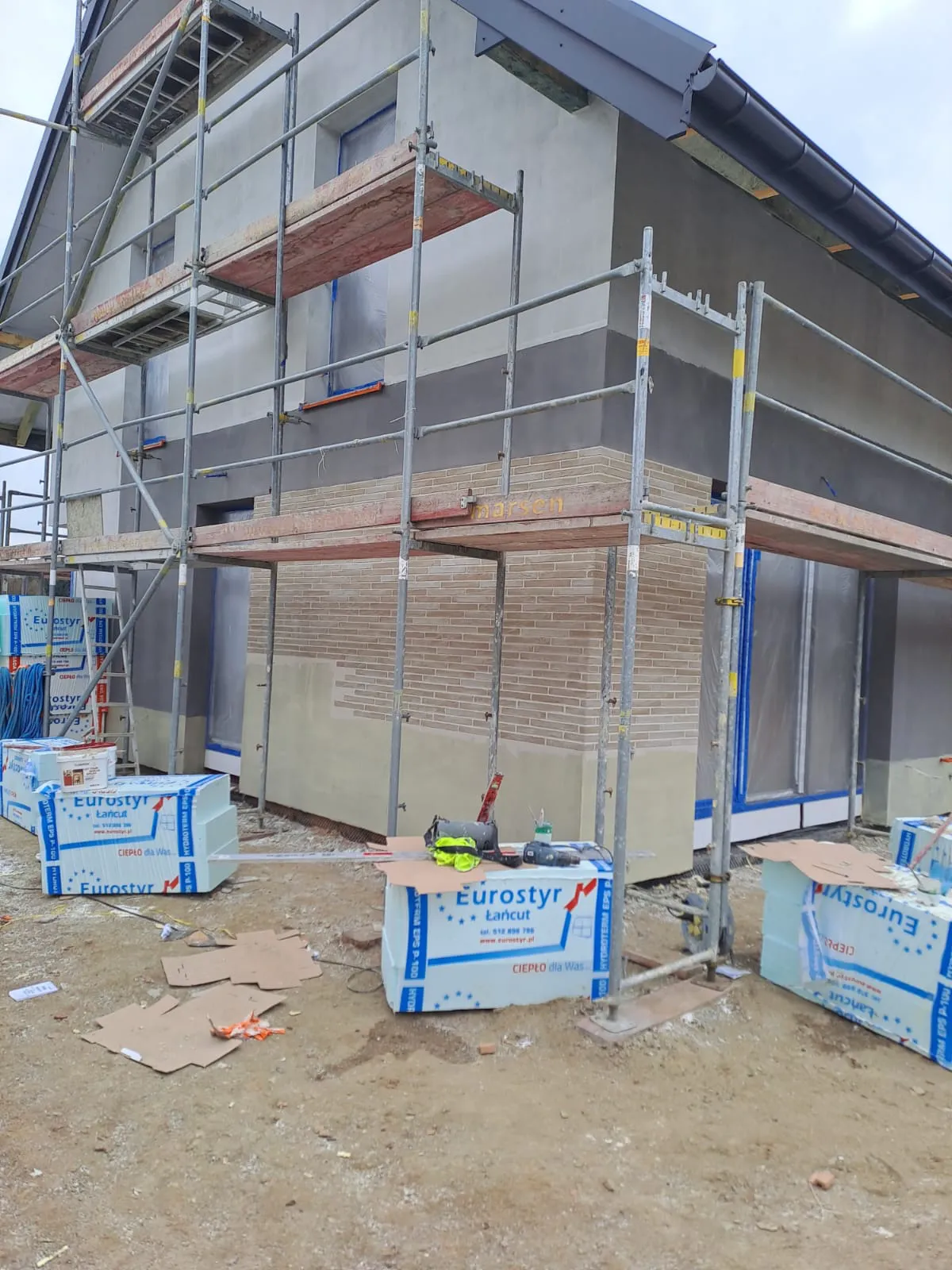 Proces ocieplania elewacji budynku z użyciem tynku architektonicznego