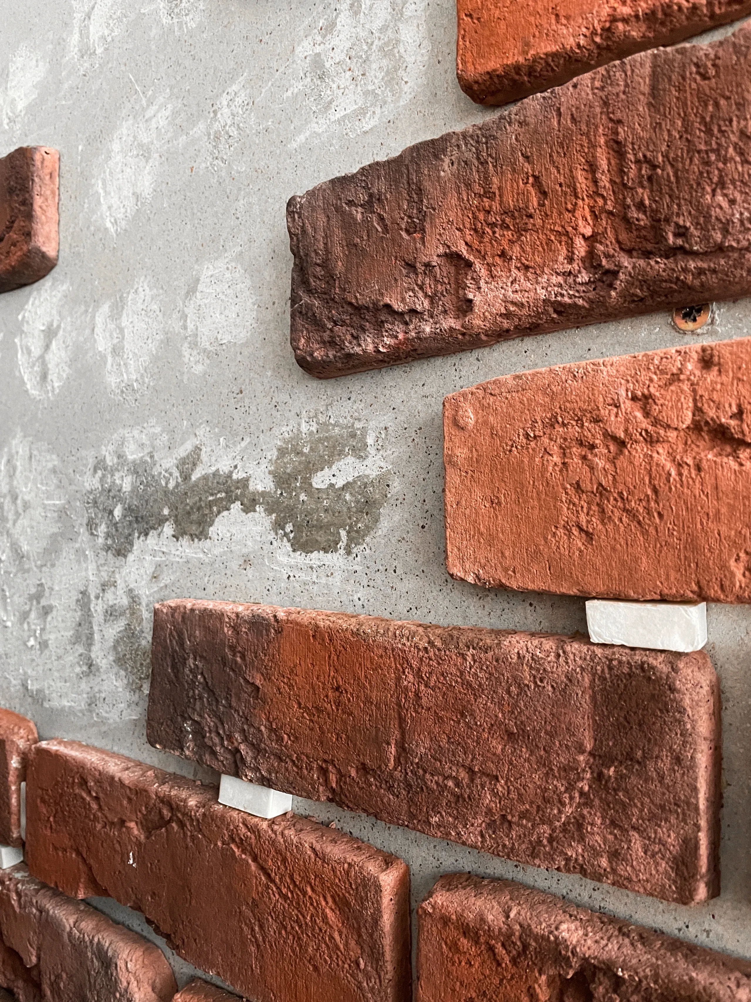 Fragment elewacji z tynkiem architektonicznym w motywie imitacji klinkieru